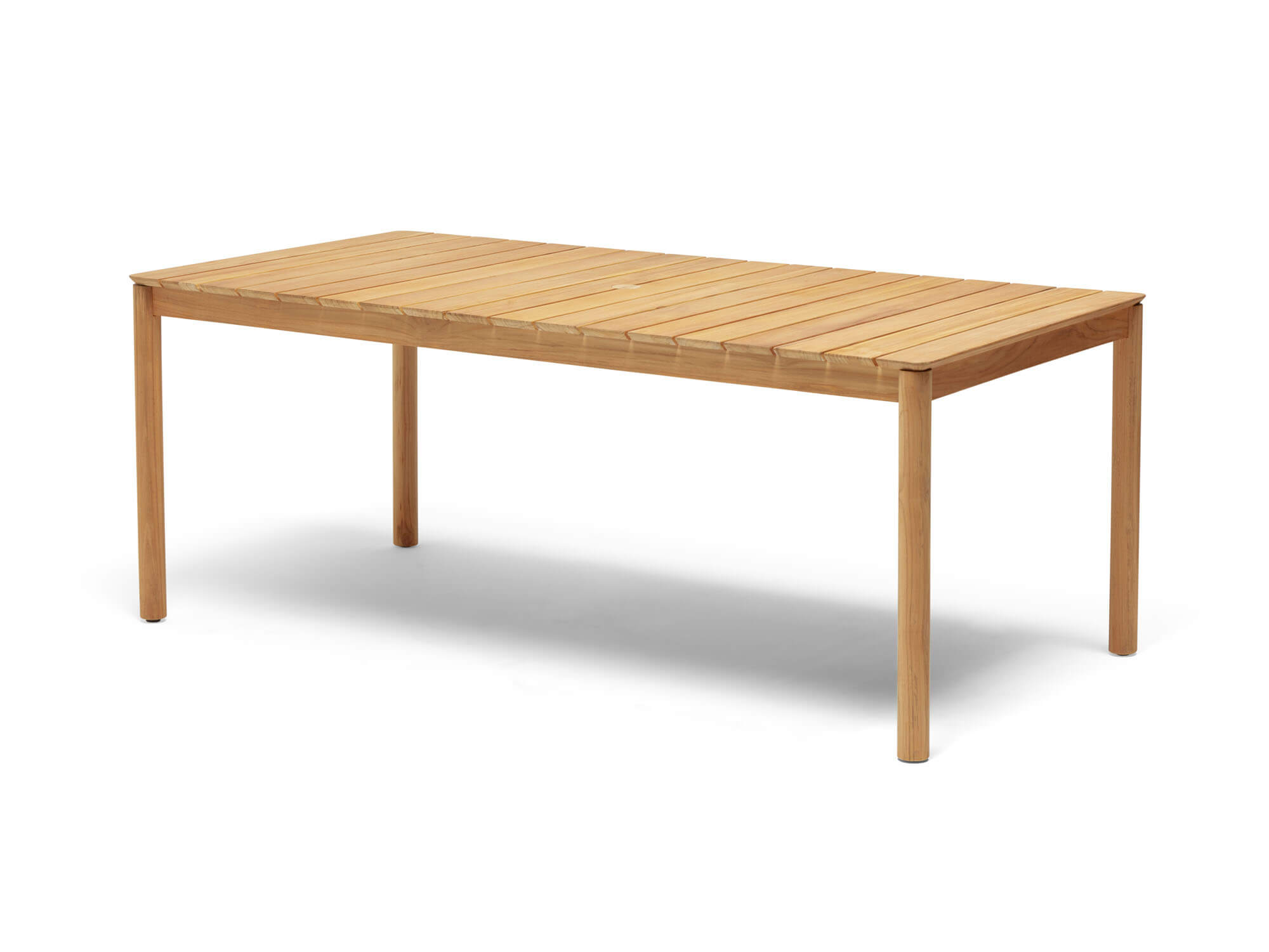 Vue d'angle avant d'une table à manger extérieure rectangulaire en bois